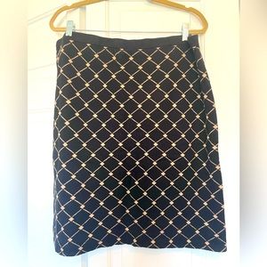 Ann Taylor black and tan patterned skirt.